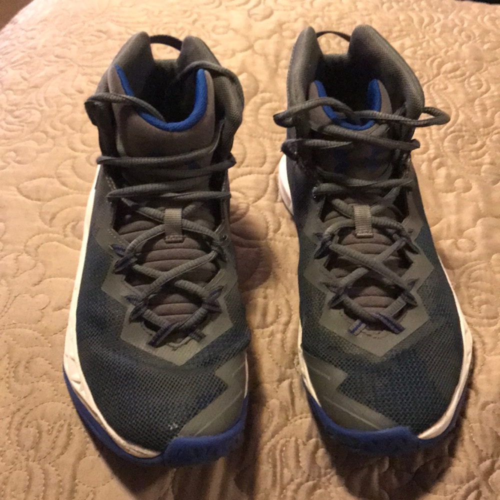 Under Armour high top tennis shoes. Basketball